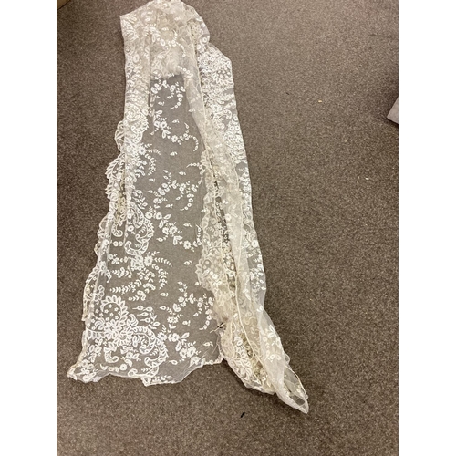 1632 - COLLECTION OF VINTAGE LACE a collection of 19thc and early 20thc lace, comprising large offcuts, flo... 