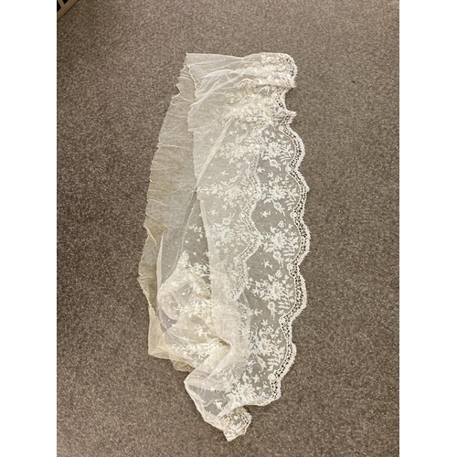 1632 - COLLECTION OF VINTAGE LACE a collection of 19thc and early 20thc lace, comprising large offcuts, flo... 