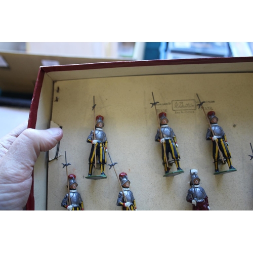 1361 - BRITAINS REGIMENTS OF ALL NATIONS - PAPAL GUARDS Model No 2022, with a marching officer with sword a... 