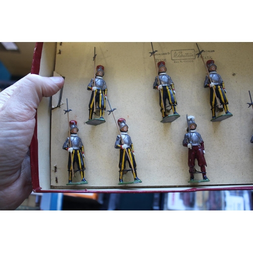 1361 - BRITAINS REGIMENTS OF ALL NATIONS - PAPAL GUARDS Model No 2022, with a marching officer with sword a... 