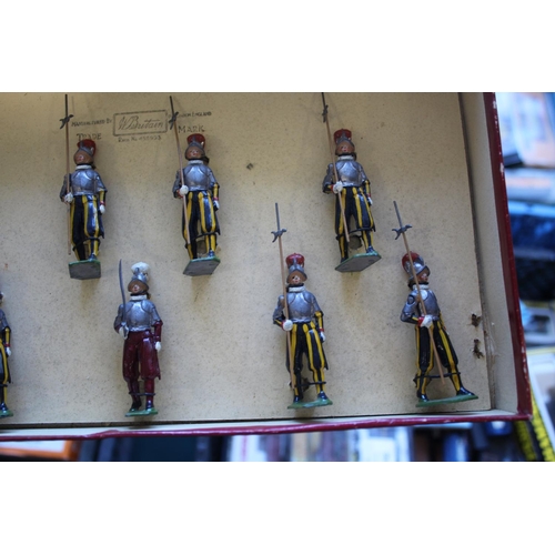 1361 - BRITAINS REGIMENTS OF ALL NATIONS - PAPAL GUARDS Model No 2022, with a marching officer with sword a... 