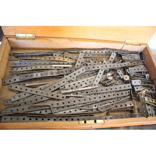 1386 - 'SIMPLIFIED MECHANICS' EARLY MECCANO SET circa 1906-1907, a very rare set comprising various early p... 