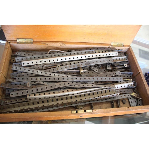 1386 - 'SIMPLIFIED MECHANICS' EARLY MECCANO SET circa 1906-1907, a very rare set comprising various early p... 