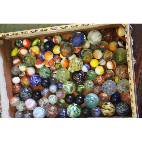 1489 - VINTAGE MARBLES & SOLITAIRE BOARD a solitaire board with a compartment underneath with a variety of ... 