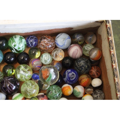 1489 - VINTAGE MARBLES & SOLITAIRE BOARD a solitaire board with a compartment underneath with a variety of ... 