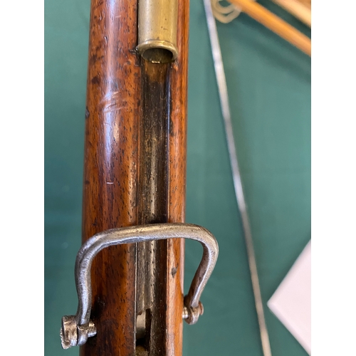 530 - A SHORT LAND PATTERN 'BROWN BESS'. With a 106cm (42inch) barrel with ram rod below, with flintlock a... 