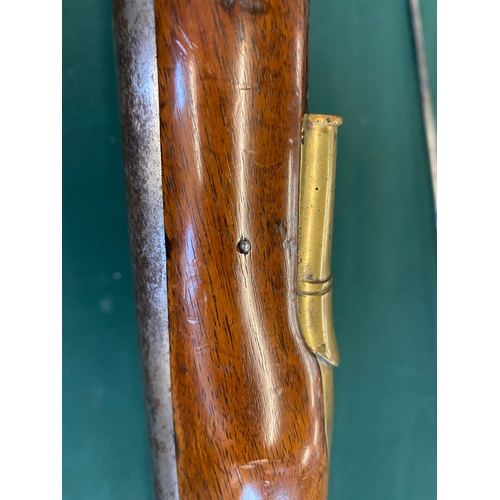 530 - A SHORT LAND PATTERN 'BROWN BESS'. With a 106cm (42inch) barrel with ram rod below, with flintlock a... 