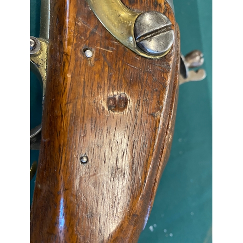 530 - A SHORT LAND PATTERN 'BROWN BESS'. With a 106cm (42inch) barrel with ram rod below, with flintlock a... 