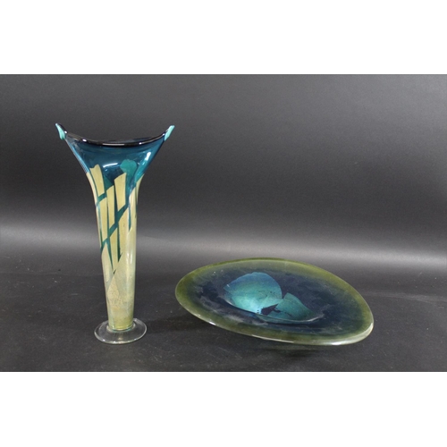 887 - CONTEMPORARY SIGNED GLASS VASE & BOWL - OURGLASS OF COCKINGTON a large blue glass vase with gold col... 