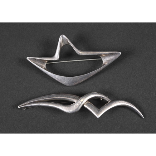 906 - GEORG JENSEN SILVER BROOCH including Model No 376, an abstract brooch designed by Henning Koppel for... 