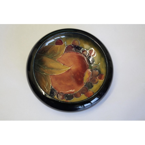 900 - MOORCROFT POMEGRANATE including a pomegranate bottle shaped vase (16cms high), a small pomegranate b... 