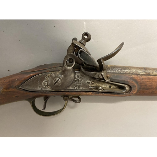 403 - AN ORDNANCE ISSUE INDIA PATTERN MUSKET. A Post 1809 Ordnance issue India pattern musket with a 100cm... 