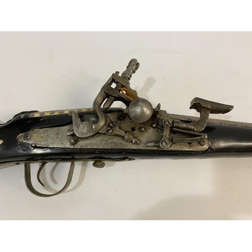 428 - AN UNUSUAL JEZAIL/MICQUELETE GUN. An unusual Arabian type flintlock gun with a 37cm tapering octagon... 