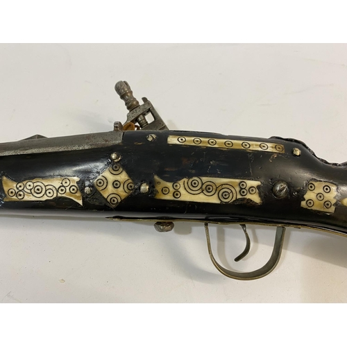 428 - AN UNUSUAL JEZAIL/MICQUELETE GUN. An unusual Arabian type flintlock gun with a 37cm tapering octagon... 