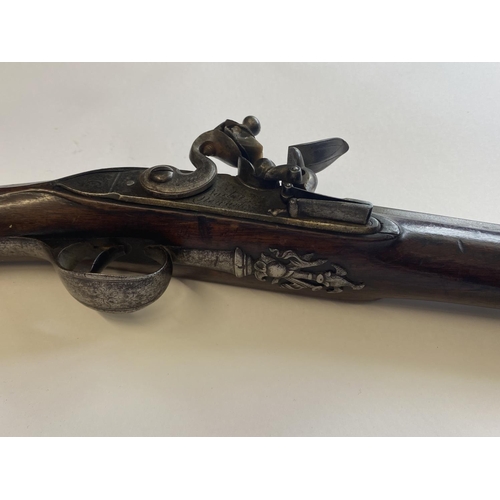 443 - A SILVER MOUNTED 16 BORE GUN BY ISAAC BARBER. With a 96cm barrel tapering from round to octagonal, s... 