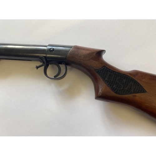 461 - AN UNUSUAL .177 BSA CLUB AIR RIFLE. A BSA .177 Air Rifle with a 49cm barrel with rotating loading po... 