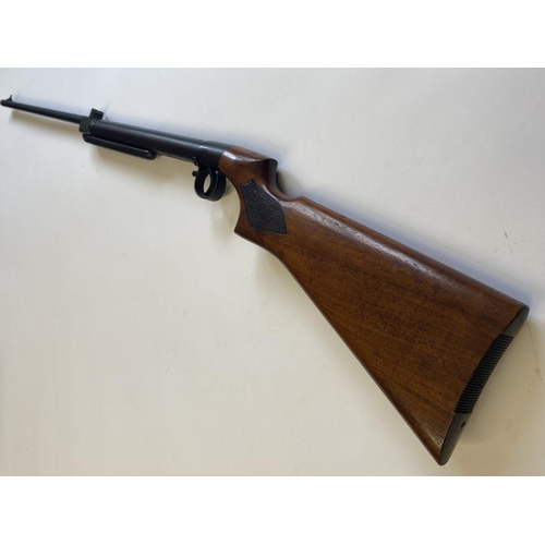 462 - A BSA BREAK BARREL 177 AIR RIFLE. With a 47cm barrel, numbered 3548 above the trigger, with a walnut... 