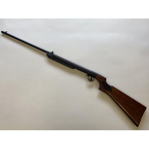 462 - A BSA BREAK BARREL 177 AIR RIFLE. With a 47cm barrel, numbered 3548 above the trigger, with a walnut... 