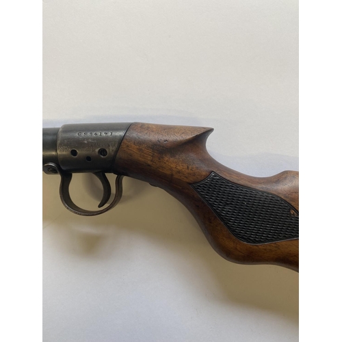 463 - A BSA 177 CLUB STANDARD AIR RIFLE. With a 49cm barrel with rotating loading point, numbered CS34171 ... 