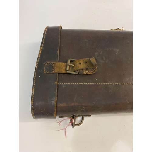 476 - A LEATHER LEG O MUTTON GUN CASE. A brown leather gun case 78 x 24cm overall.