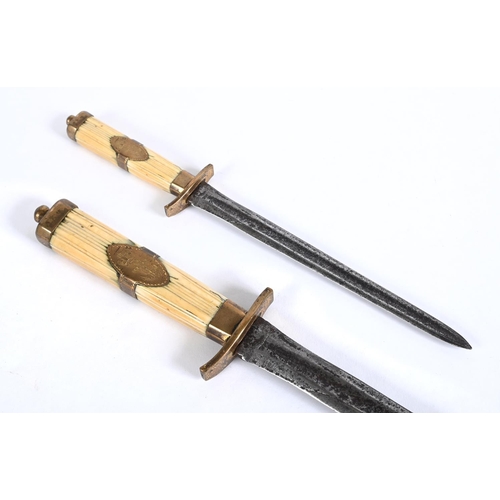 506 - AN EARLY VICTORIAN NAVAL DIRK. With a 22cm tapering double edged blade with central fuller, the curv... 