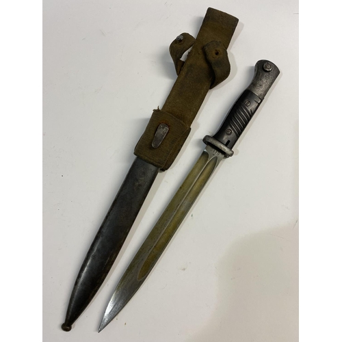 548 - A SECOND WORLD WAR GERMAN KNIFE BAYONET. An S84/98 bayonet with a 25cm pointed and fullered  darkene... 