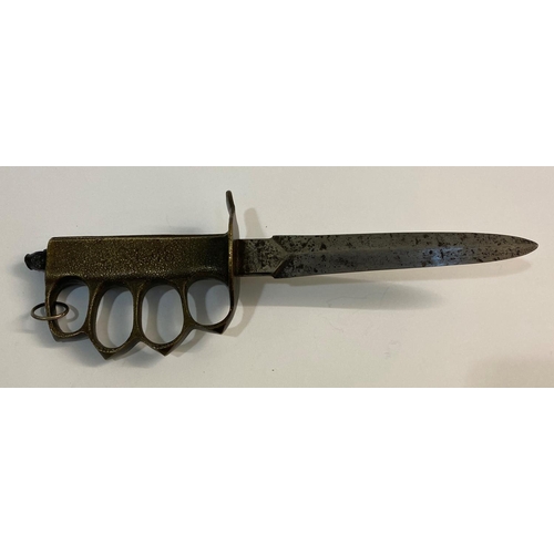 549 - A FIRST WORLD WAR AMERICAN TRENCH KNIFE. A First World War trench knife or push dagger with a 16cm p... 