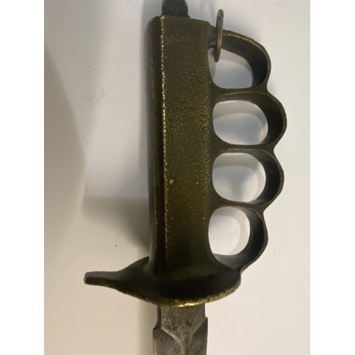 549 - A FIRST WORLD WAR AMERICAN TRENCH KNIFE. A First World War trench knife or push dagger with a 16cm p... 