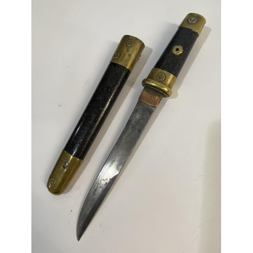 556 - A JAPANESE TANTO KNIFE IN LACQUERED SCABBARD. A Japanese short 'Tanto' type knife with a 16cm taperi... 