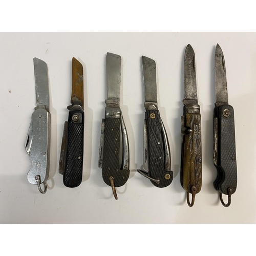 560 - A COLLECTION OF EARLY 20TH CENTURY AND SIMILAR MILITARY ISSUE POCKET KNIVES. A collection of six poc... 