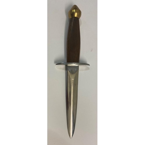 580 - A VICTORIAN GOVERNMENT ISSUE FIGHTING KNIFE. A fighting knife with a 7cm pointed tapering blade with... 