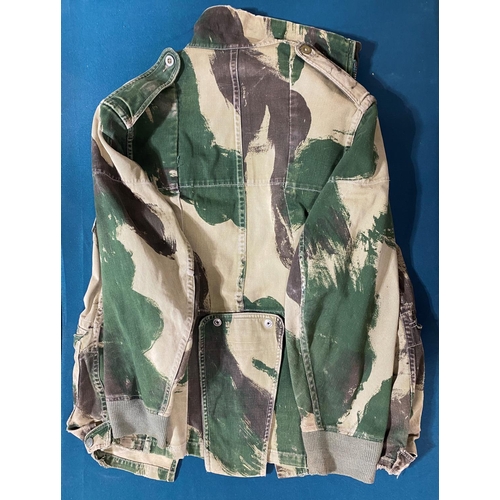 597 - A 1959 PATTERN DENNISON COMBAT SMOCK. With a four pocket zip front, with signs of use and repairs, w... 