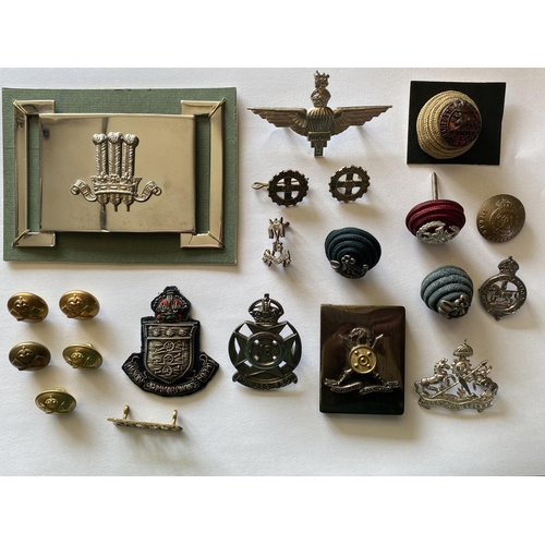 800 - A COLLECTION OF INDIAN ARMY INSIGNIA TO INCLUDE A BELT BADGE AND OTHERS. A silvered metal belt buckl... 