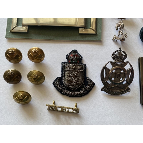 800 - A COLLECTION OF INDIAN ARMY INSIGNIA TO INCLUDE A BELT BADGE AND OTHERS. A silvered metal belt buckl... 