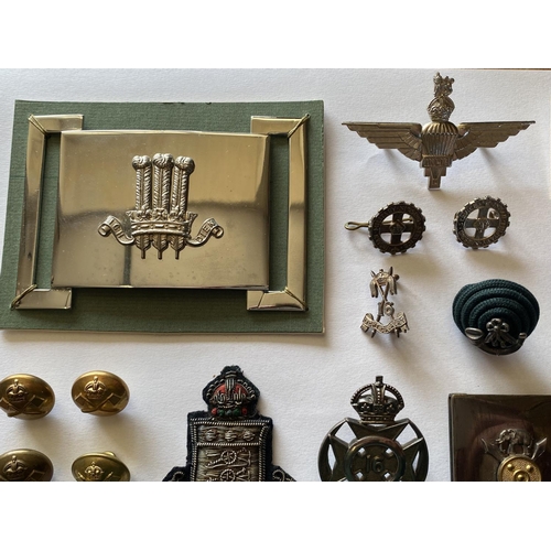 800 - A COLLECTION OF INDIAN ARMY INSIGNIA TO INCLUDE A BELT BADGE AND OTHERS. A silvered metal belt buckl... 