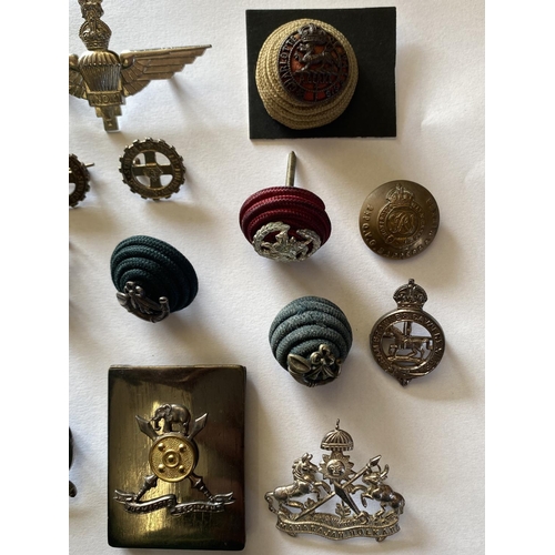 800 - A COLLECTION OF INDIAN ARMY INSIGNIA TO INCLUDE A BELT BADGE AND OTHERS. A silvered metal belt buckl... 