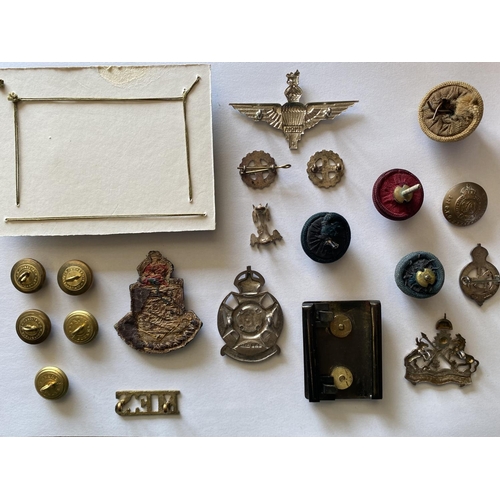 800 - A COLLECTION OF INDIAN ARMY INSIGNIA TO INCLUDE A BELT BADGE AND OTHERS. A silvered metal belt buckl... 