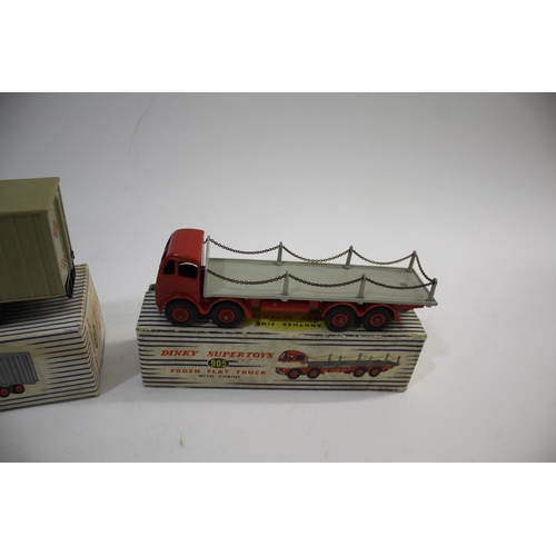 1554 - DINKY TOYS - FODEN a boxed 905 Foden Flat Truck with chains (red cab and grey flatbed), and boxed 94... 