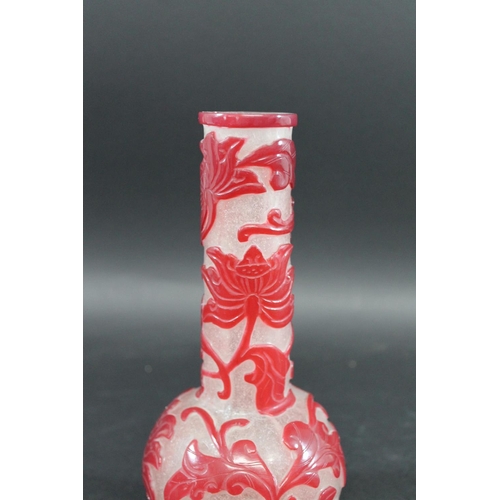 1002 - CHINESE PEKING CAMEO GLASS VASE with a narrow elongated neck and bulbous body, overlaid with red gla... 