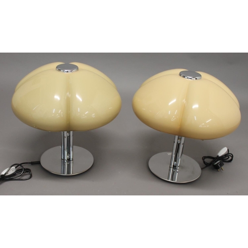 717 - PAIR OF ITALIAN 'QUADRIFOGLIO' RETRO TABLE LAMPS by Gae Aulenti for Harvey Guzzini, the large plasti... 