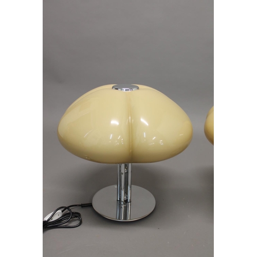 717 - PAIR OF ITALIAN 'QUADRIFOGLIO' RETRO TABLE LAMPS by Gae Aulenti for Harvey Guzzini, the large plasti... 