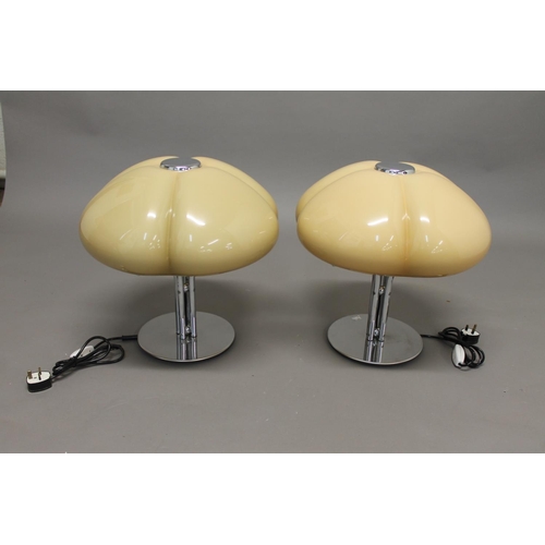 717 - PAIR OF ITALIAN 'QUADRIFOGLIO' RETRO TABLE LAMPS by Gae Aulenti for Harvey Guzzini, the large plasti... 