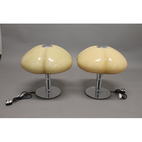 717 - PAIR OF ITALIAN 'QUADRIFOGLIO' RETRO TABLE LAMPS by Gae Aulenti for Harvey Guzzini, the large plasti... 