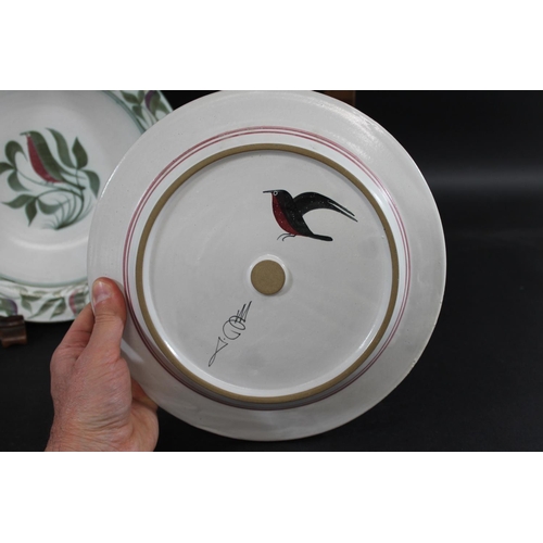 746 - LAURENCE MCGOWAN (B 1942) - STUDIO POTTERY PLATE the stoneware plate painted with birds in the centr... 