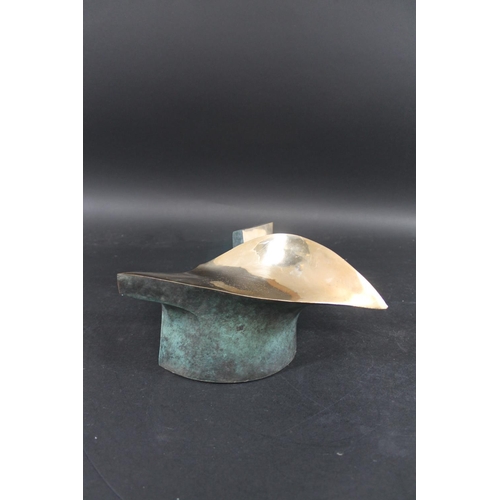 760 - ABSTRACT BRONZE SCULPTURE a polished bronze abstract sculpture of curving shape, with a verdigris lo... 