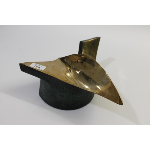 760 - ABSTRACT BRONZE SCULPTURE a polished bronze abstract sculpture of curving shape, with a verdigris lo... 