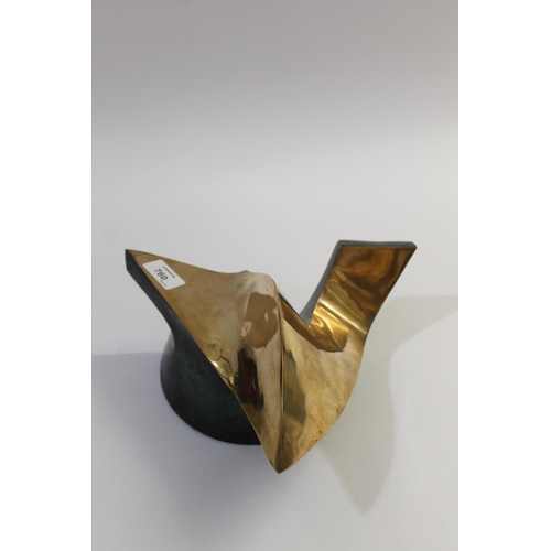 760 - ABSTRACT BRONZE SCULPTURE a polished bronze abstract sculpture of curving shape, with a verdigris lo... 