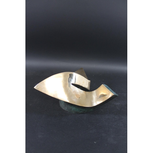 760 - ABSTRACT BRONZE SCULPTURE a polished bronze abstract sculpture of curving shape, with a verdigris lo... 