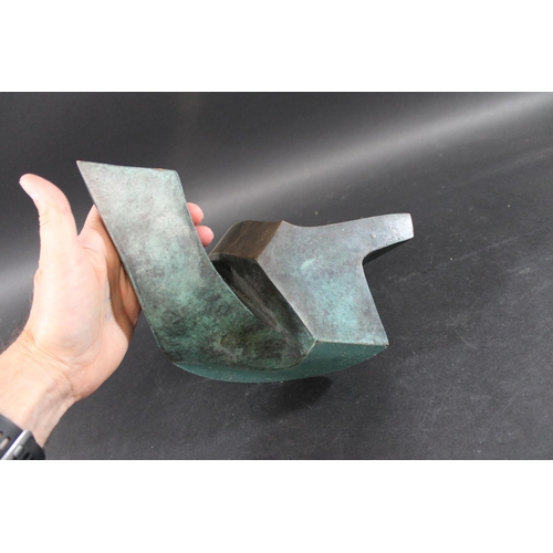 760 - ABSTRACT BRONZE SCULPTURE a polished bronze abstract sculpture of curving shape, with a verdigris lo... 