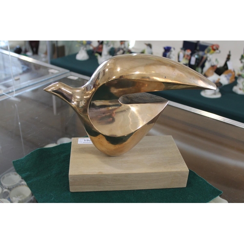 761 - BRONZE ABSTRACT SCULPTURE OF A BIRD a polished bronze abstract figure of a bird, mounted on a rectan... 